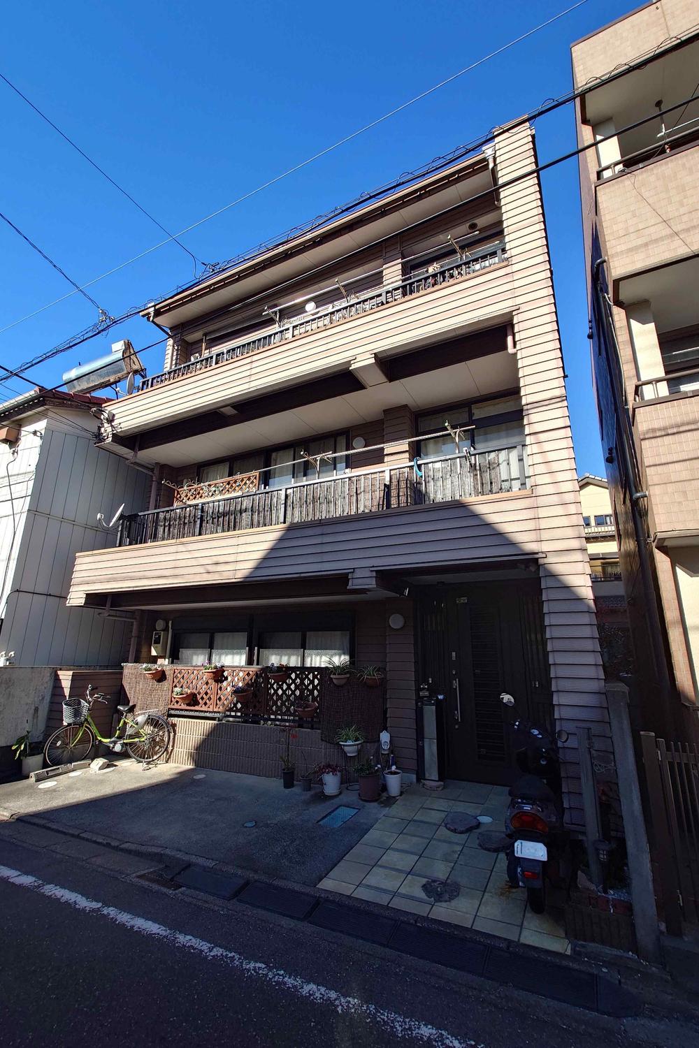 This 20-year-old, three-story steel-frame house offers five bedrooms, one living room, one dining room, and one kitchen