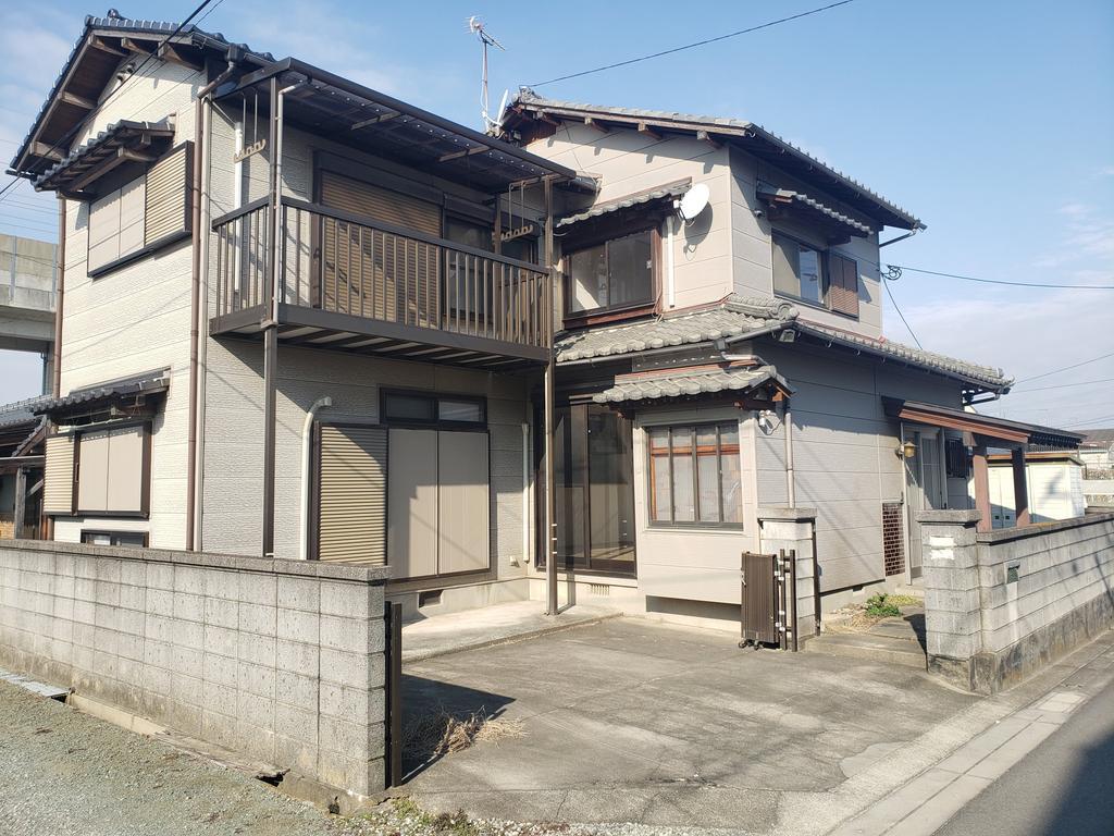 This 5-bedroom, 1-living room, 1-dining room, and 1-kitchen home is 37 years old and has a wooden structure