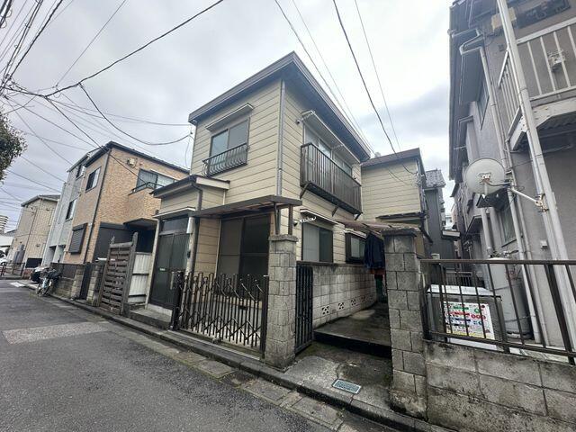 This 3-bedroom, 1-dining room, and 1-kitchen home is located in Nishiarai, Adachi-ku, Tokyo