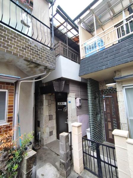 This 3-bedroom, 1-dining room, and 1-kitchen home is located in a quiet residential area in 4-chome Terakawa, Daito City, Osaka Prefecture