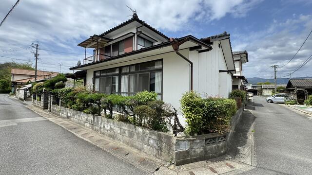 This 46-year-old wooden house is unoccupied and has 6 bedrooms, 1 dining room, and 1 kitchen