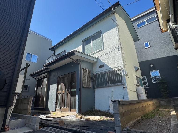 This 49-year-old, two-story wooden house features one bedroom, one living room, one dining room, and one kitchen