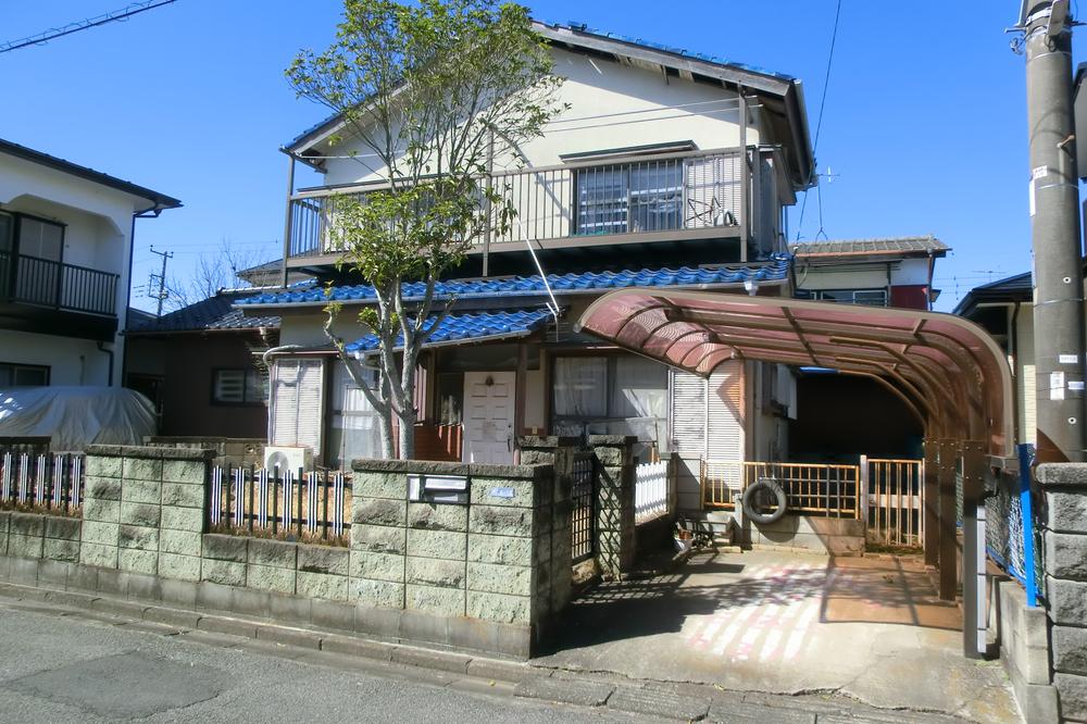 This 45-year-old, 4-bedroom, 2-story wooden house sits on a large lot with good sun exposure