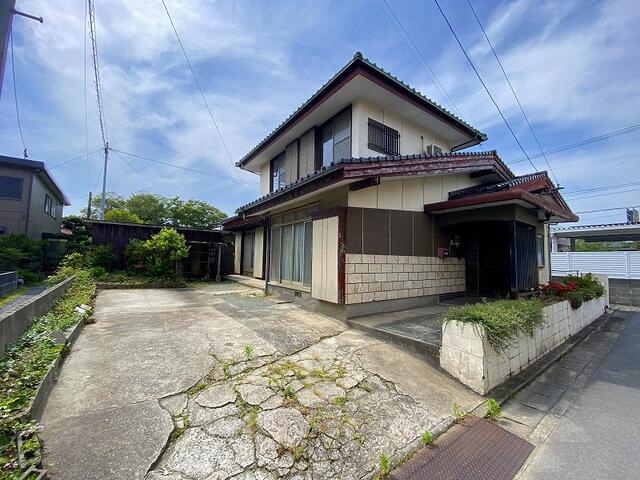 This 48-year-old house faces South and receives ample sunlight