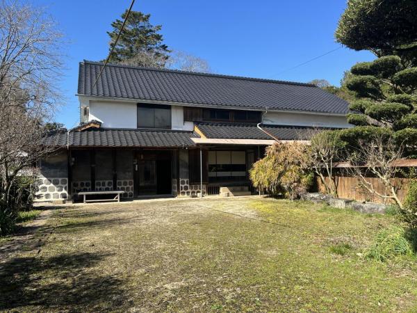 This spacious, 149-year-old, 13-bedroom wooden house is situated in Kitagata Ikura, Tamana City, Kumamoto Prefecture, a 26-minute walk from Kitagata Ikura Station