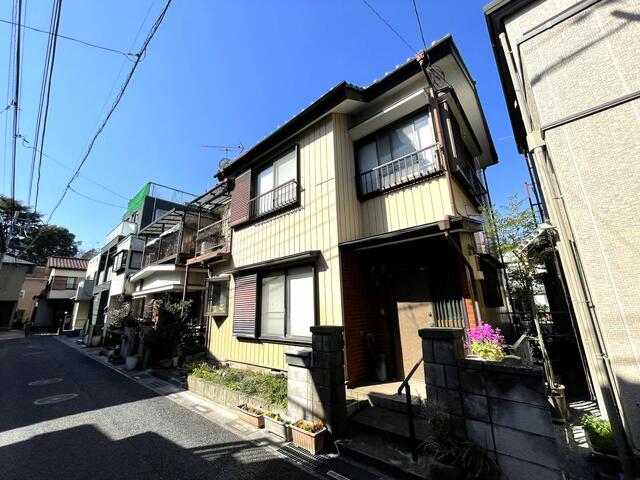 This 40-year-old, 4-bedroom, 2-story house is unoccupied and ready for its new owners