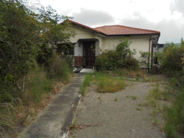 This 3-bedroom, 1-living room, 1-dining room, and 1-kitchen house is a wooden structure that is 34 years old and unoccupied