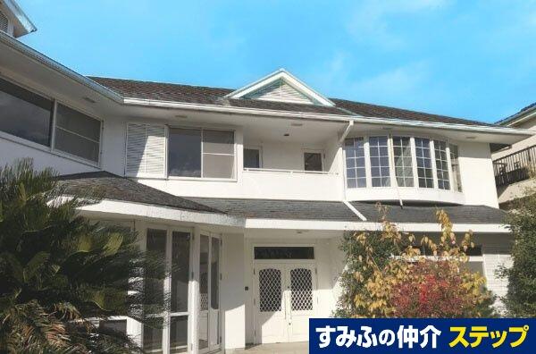 This spacious 7-bedroom, 1-living room, 1-dining room, and 1-kitchen house is nestled in the tranquil residential neighborhood of Seifuso 1-chome, Toyonaka City, Osaka Prefecture