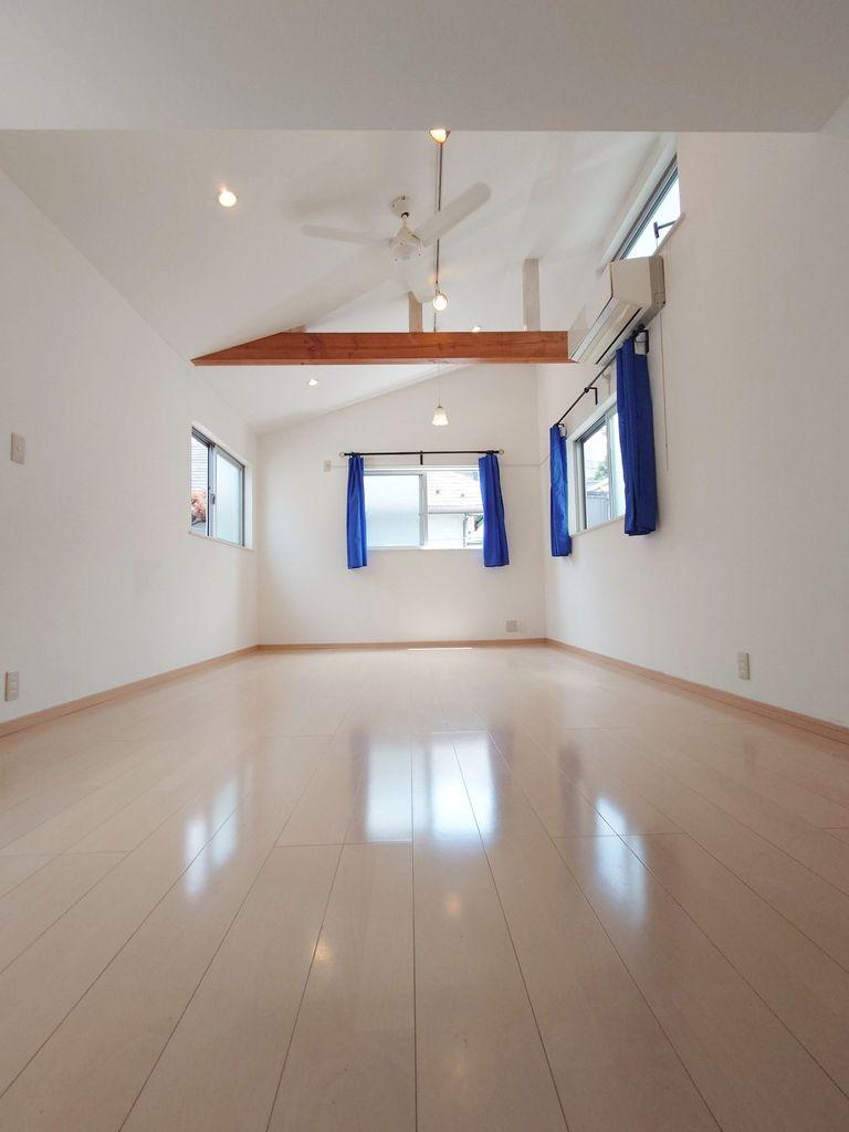 This 63-year-old, 2-story wooden house is located in Izumi 4, Suginami-ku, Tokyo