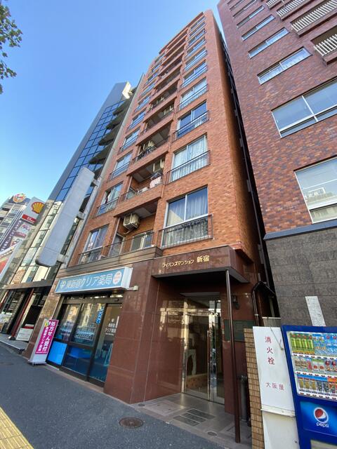 This 1-bedroom condo is located in Shinjuku 6-chome, Shinjuku-ku, Tokyo and is a 3-minute walk from Shinjuku 6-chome Station on the Toei Oedo Line