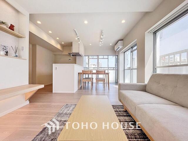 This 1 bedroom, 1 living room, 1 dining room, and 1 kitchen condo is located in a quiet residential area and is just a 5-minute walk from Minami-Senju Station on the Tokyo Metro Hibiya Line