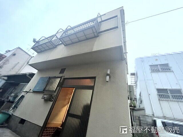 This 32-year-old home is located in a quiet residential area of Tokyo