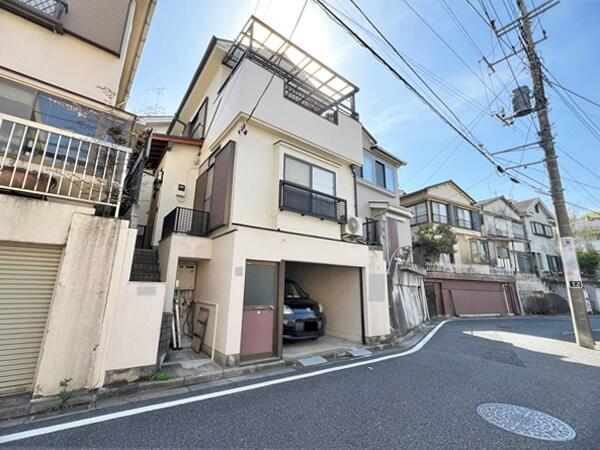 This 3-bedroom, 1-dining room, and 1-kitchen home is a wooden structure that is 31 years old and is currently unoccupied