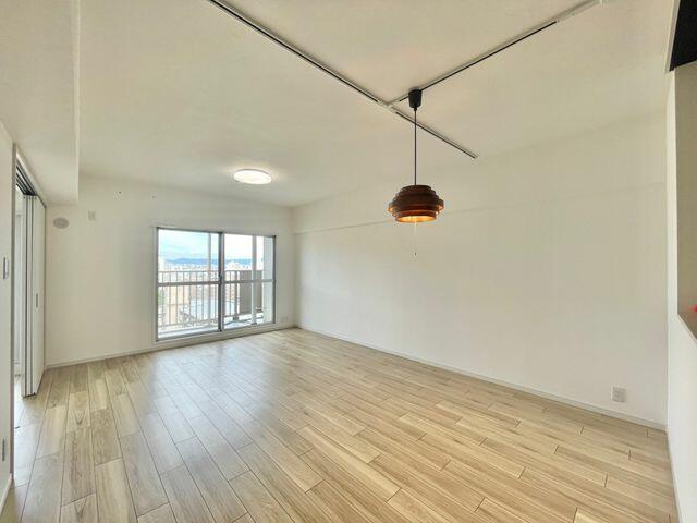 This 2-bedroom, 1-living room, 1-dining room, and 1-kitchen condo is located in Higashimikuni, Yodogawa-ku, Osaka-shi, Osaka Prefecture