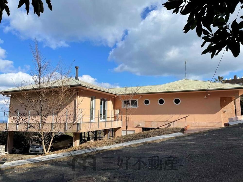 This 41-year-old wooden house has 4 bedrooms, 1 living room, 1 dining room, and 1 kitchen