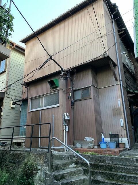 This 4-bedroom, 1-living room, 1-dining room, and 1-kitchen house is 58 years old and has a wooden structure