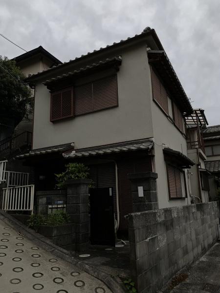 This 43-year-old wooden structure home has 4 bedrooms, 1 living room, 1 dining room, and 1 kitchen