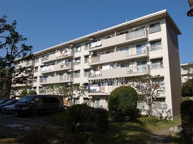 This 2-bedroom, 1-living room, 1-dining room condo is located in the Awaumaya Nishi neighborhood of Minoh City, Osaka Prefecture