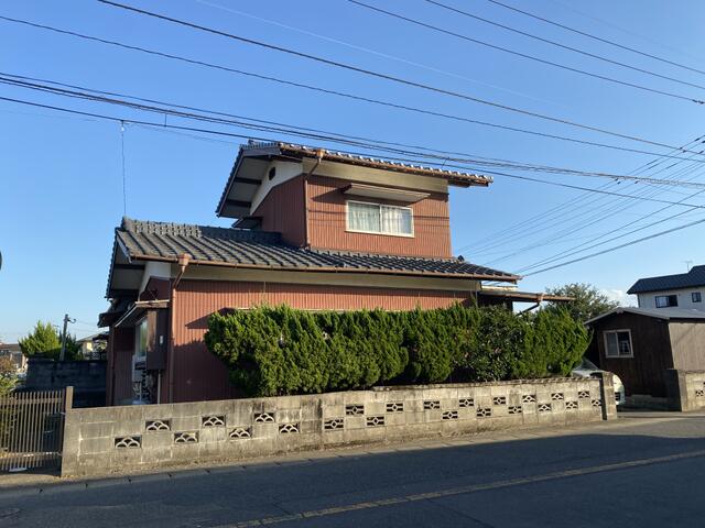 This 53-year-old house is a 12-minute walk from Ushizu Station