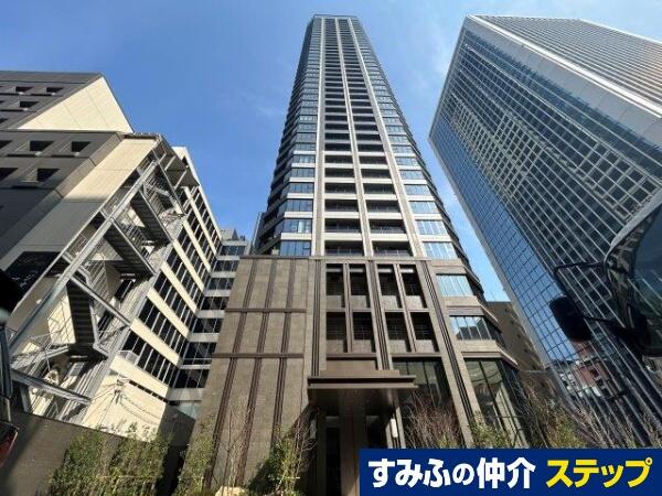 This 3-year-old condo is located in the heart of Osaka, just a 4-minute walk from both the Sakai筋本町 and Honmachi subway stations