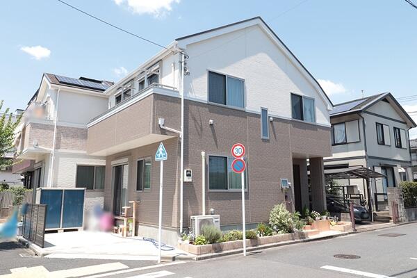 This 4-year-old, 4-bedroom, 1-living room, 1-dining room, and 1-kitchen wooden house is located in Hanabatake 3-chome, Adachi-ku, Tokyo