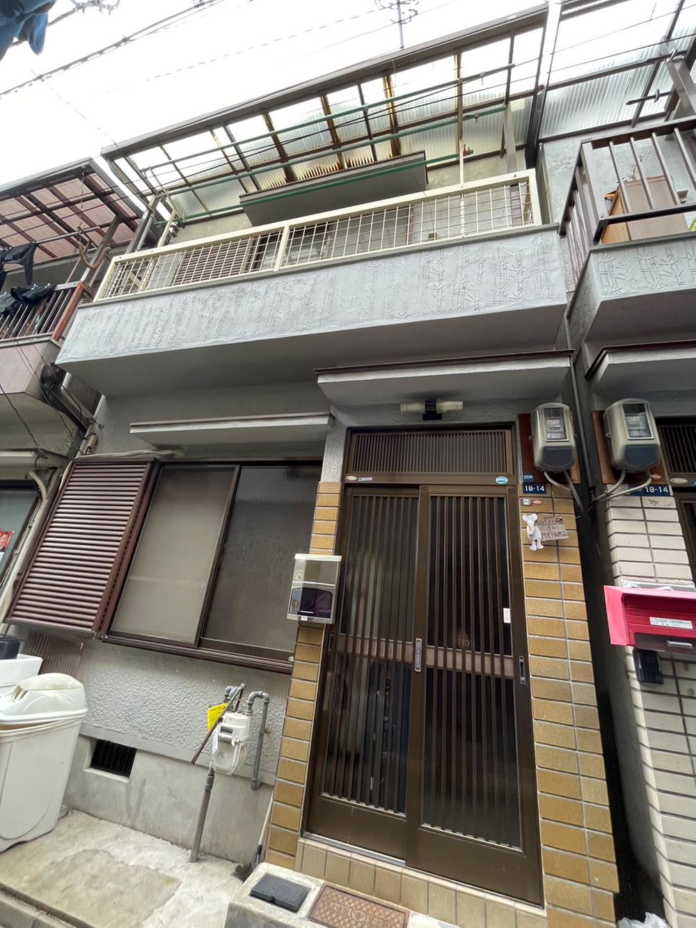 This 34-year-old house is conveniently located a 7-minute walk from Owada Station on the Keihan Main Line