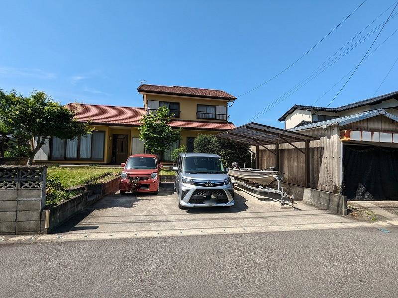 This 29-year-old, 6-bedroom, 2-story wooden house is a 14-minute walk from Tashiro Shinmachi Station