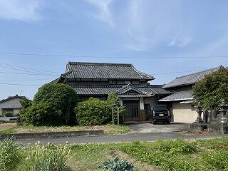 This 104-year-old wooden house features 10 bedrooms, 1 dining room, and 1 kitchen