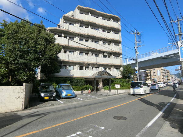 This 34-year-old condo is conveniently located within a 10-minute walk of Ijiri Station on the Nishi-Tetsu Omuta Line and a 4-minute walk to the Hello Day Ijiri supermarket