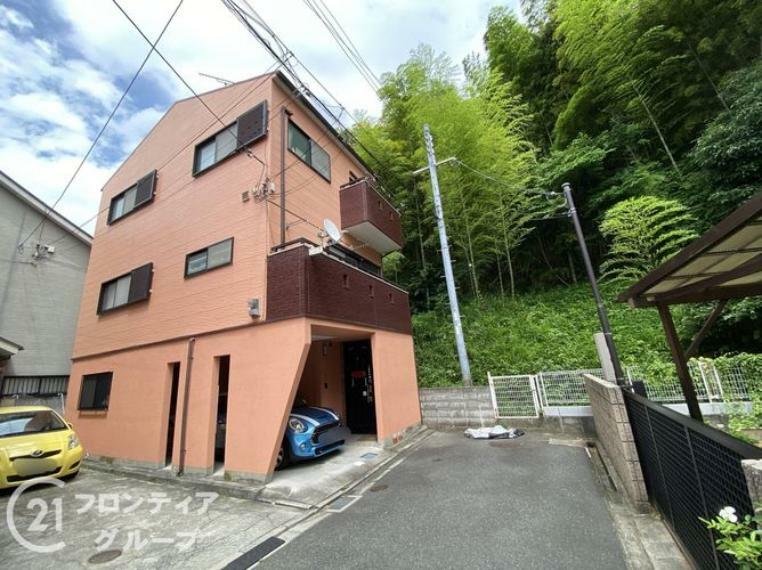 This 5-bedroom, 1-living room, 1-dining room, and 1-kitchen house is a 24-year-old wooden structure