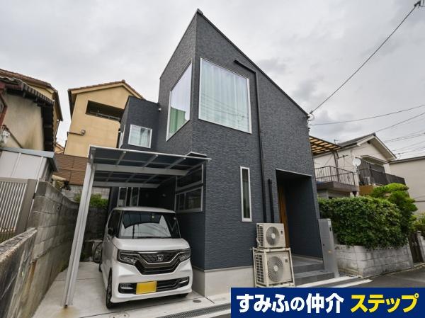 This 2-year-old, 2-bedroom, 1-living room, 1-dining room, and 1-kitchen house is located in Toyonaka City, Osaka Prefecture