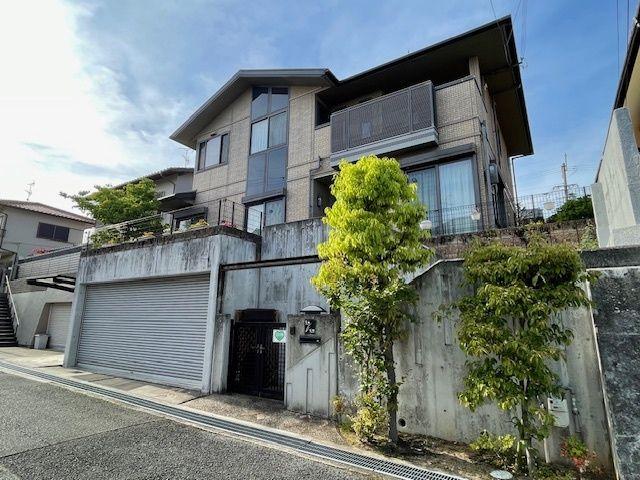 This 19-year-old house features 4 bedrooms, 1 living room, 1 dining room, and 1 kitchen, as well as a storage room