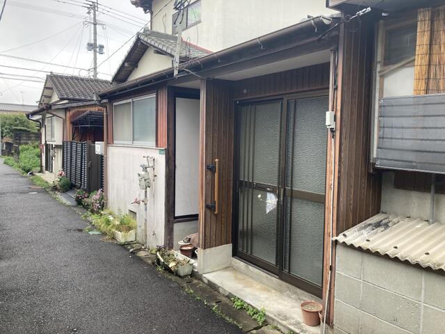 This 82-year-old wooden house offers 5 bedrooms, 1 living room, 1 dining room, and 2 kitchens