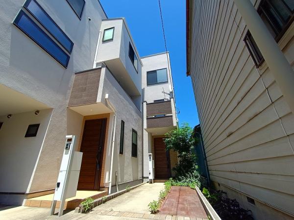 This 4-year-old house boasts a bright and airy living room with top-of-the-line amenities