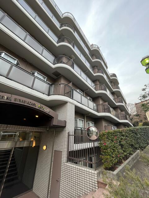 This 27-year-old condo is in the upscale residential area of Minami-Azabu 4-chome, Minato-ku, Tokyo