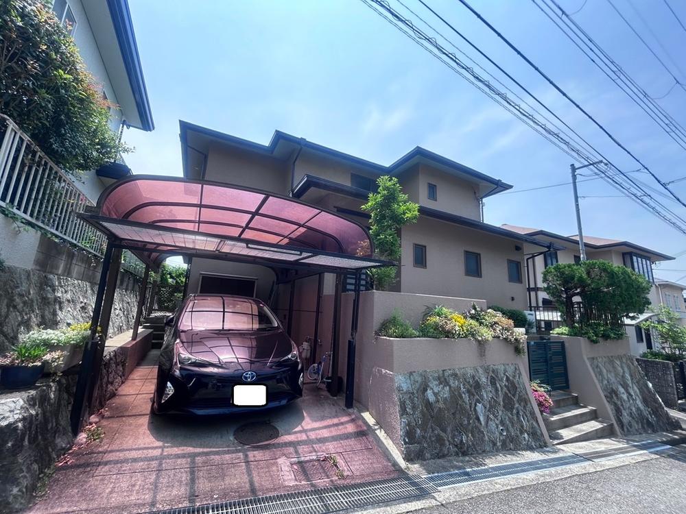 This 4-bedroom, 2-story house is ideal for families, featuring a traditional Japanese-style room with tatami mats