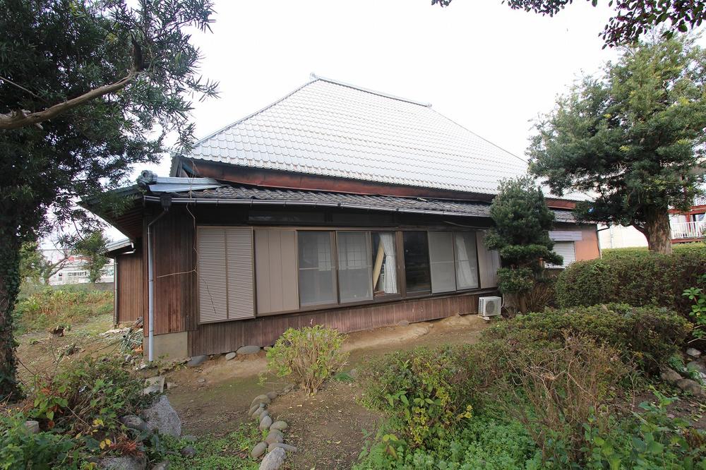 This 154-year-old wooden house with 5 bedrooms, 1 living room, 1 dining room, and 1 kitchen is ideal for those seeking a traditional Japanese living experience or business opportunity