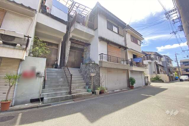 This 3-bedroom, 1-living room, 1-dining room, and 1-kitchen house is located in Settsu City, Osaka Prefecture