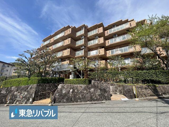 This 4-bedroom, 1-living room, 1-dining room, and 1-kitchen condo is located in Satsukigaoka 2-chome, Ikeda City, Osaka Prefecture