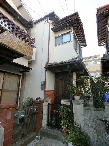 This 4-bedroom, 1-living room, 1-dining room, and 1-kitchen home is a 2-story wooden structure that is 14 years old