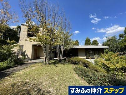 This 3-bedroom, 1-living room, 1-dining room, and 1-kitchen home is a 23-year-old, 2-story, wooden structure