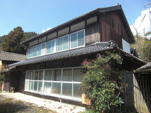 This 78-year-old wooden house has 7 bedrooms, 1 living room, 1 dining room, and 1 kitchen