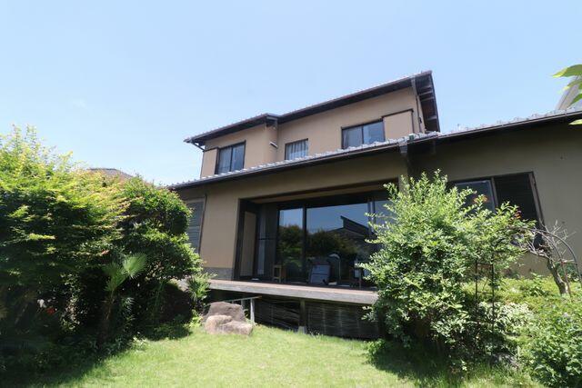 This 6-bedroom, 1-living room, 1-dining room, and 1-kitchen house is 39 years old and has a wooden structure