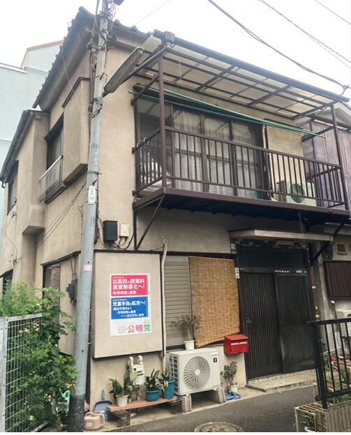 This 4-bedroom, 1-living room, 1-dining room, and 1-kitchen house is located in Higashi-jujo 6-chome, Kita-ku, Tokyo