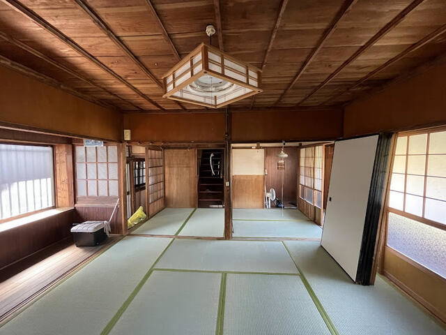 This 2-bedroom, 2-story, wooden house is 84 years old and is located within walking distance of Kurume Station on the JR Kyushu Shinkansen, JR Kyudai Main Line, and JR Kagoshima Main Line