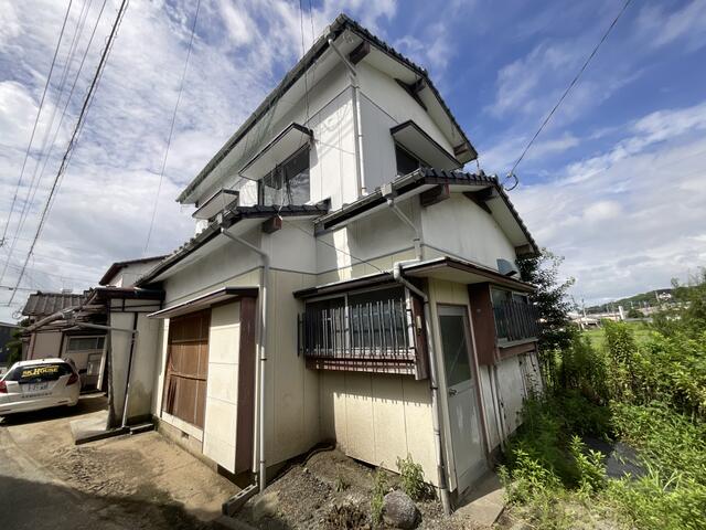 This 46-year-old house offers 3 bedrooms, 1 living room, 1 dining room, and 1 kitchen