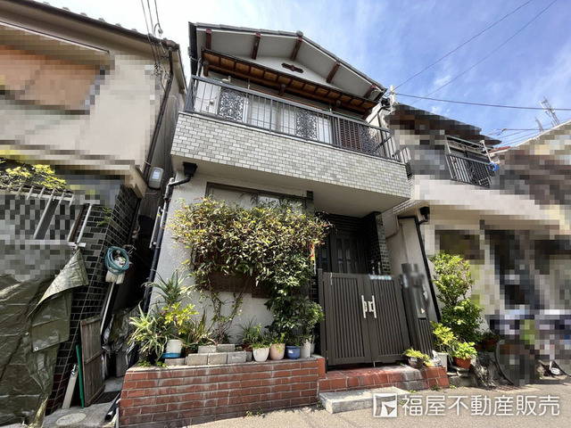 This 44-year-old, wooden, 2-story house is located in Higashiosaka City, Osaka Prefecture