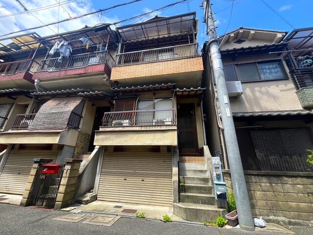 This 35-year-old house is ready for immediate occupancy