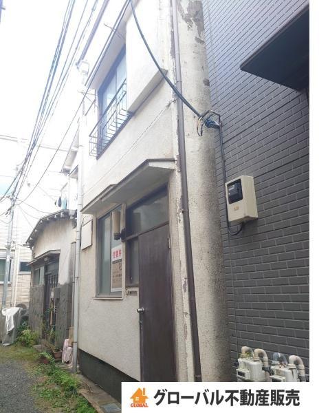 This 68-year-old, 3-bedroom, 2-story wooden house is located in Wakaba 3, Shinjuku-ku, Tokyo