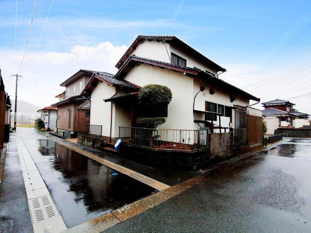 This 5-bedroom, 1-dining room, and 1-kitchen house is located in Tosu City, Saga Prefecture